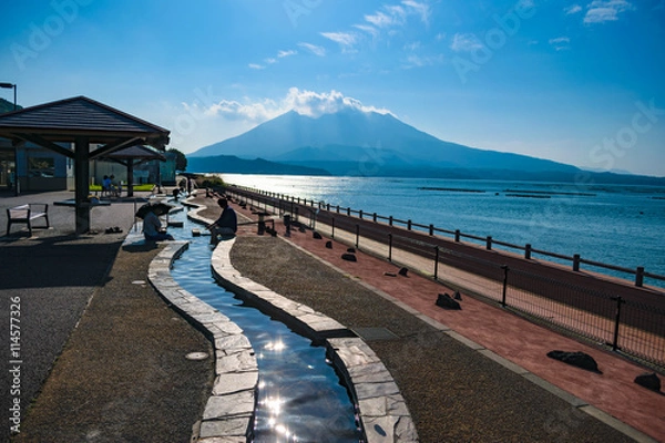 Fototapeta 「道の駅たるみず湯っ足り館」雄大な桜島と錦江湾対岸には霧島連山が眺めながら足湯に浸かれる
