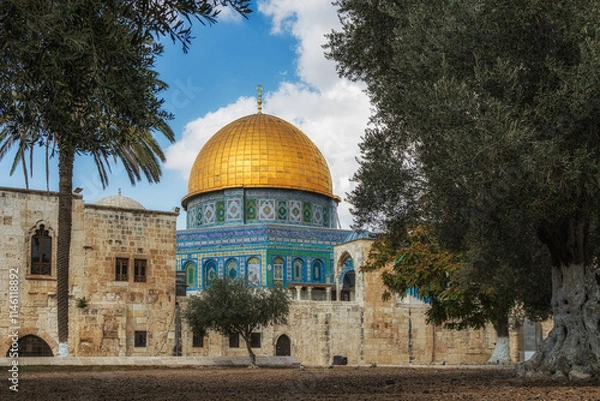 Obraz Dome of the Rock is a Muslim shrine built over the foundations of the ruined Jewish Temple on the Temple Mount, one of the earliest examples of Islamic architecture.
