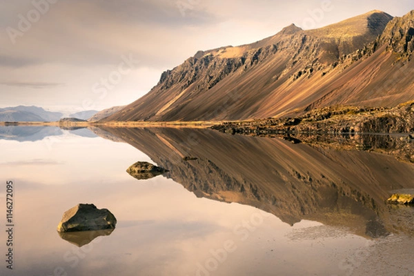 Obraz Tranquil Mountain Reflection on Icelandic Lake