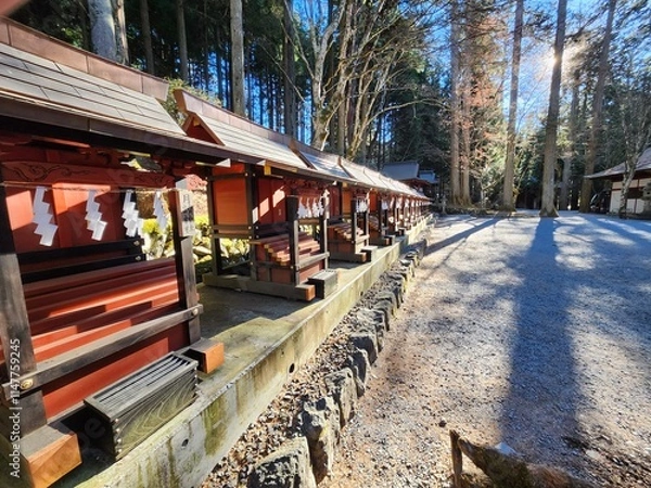 Obraz 三峯神社　朝日を浴びた摂末社