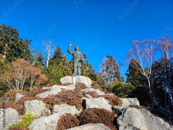 Obraz 三峯神社　青空に浮かぶ日本武尊銅像