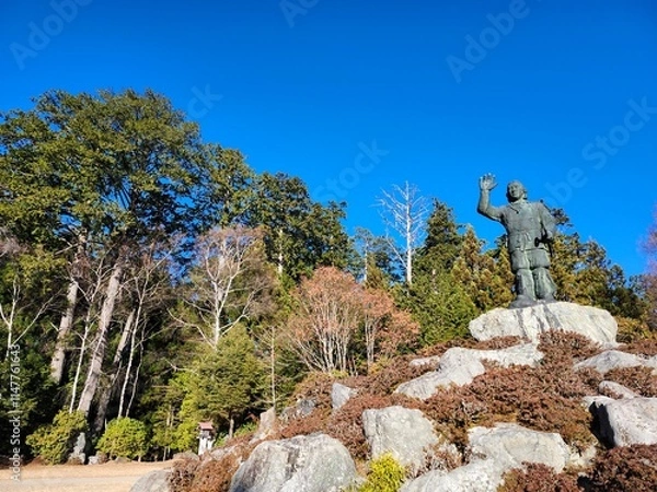 Obraz 三峯神社　青空に浮かぶ日本武尊銅像