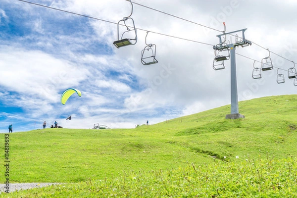 Obraz Gleitschirmflieger und Sesselbahn in Österreich
