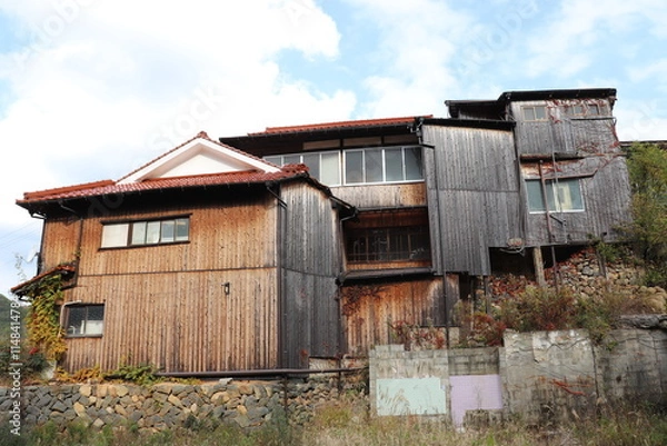 Obraz トタンの壁で出来た古い家