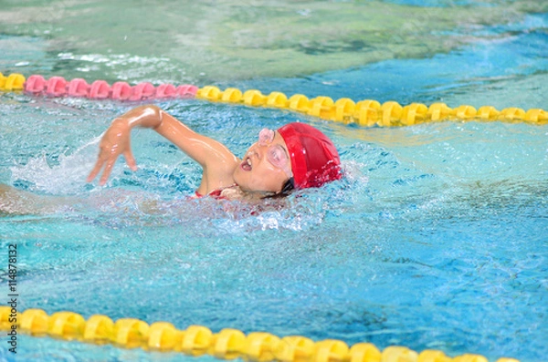 Obraz プールで泳ぐ女の子