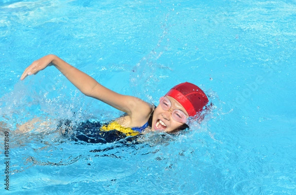 Fototapeta プールで泳ぐ女の子
