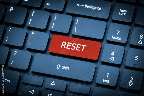 Obraz Klawiatura do laptopa. Skoncentruj się na klawiszu Reset.