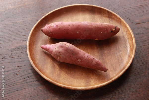 Fototapeta 木の皿の上のさつまいも