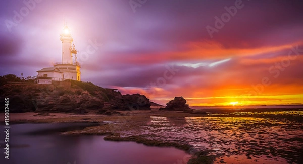 Obraz Point Lonsdale is a coastal township on the Bellarine Peninsula, near Queenscliff, Victoria, Australia. The town is divided between the Borough of Queenscliffe and the City of Greater Geelong.