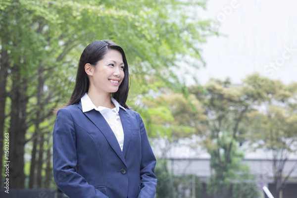 Fototapeta 若い女性　屋外ビジネスイメージ