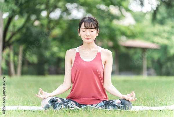 Obraz 公園・森林でヨガ・ヨガ教室・ピラティスをする女性
