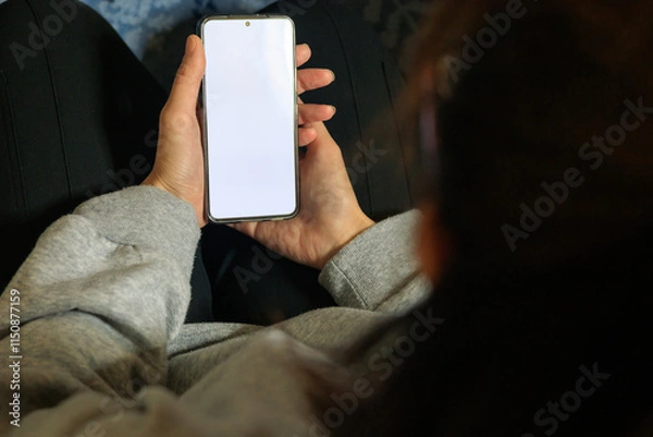 Obraz スマートフォンを操作している女性