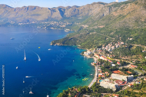 Fototapeta 飛行機から眺めるクロアチアのドゥブロブニク周辺の美しい風景