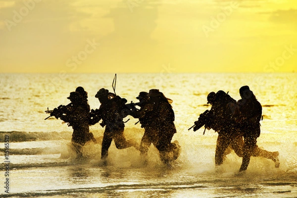 Fototapeta Soldiers run in army uniform
