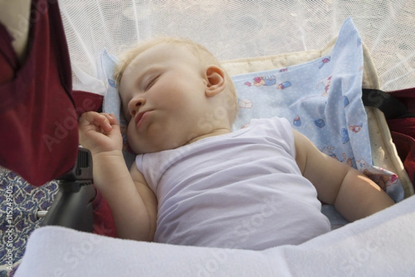 Obraz Малыш спит в коляске на природе