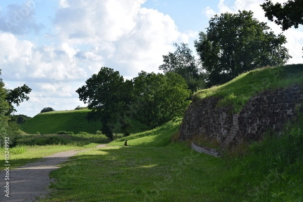 Obraz Danewerk - Auf den Spuren der Wikinger, Wiese und Mauern