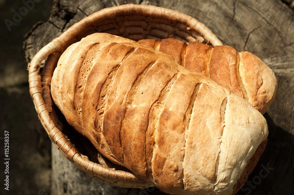 Obraz Bread in a wicker basket on the stump