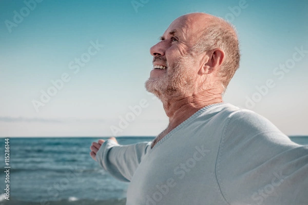 Fototapeta Senior am Strand