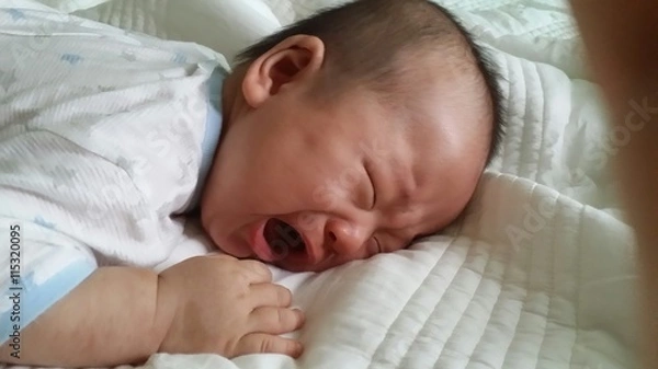 Obraz 침대에서 우는 아기