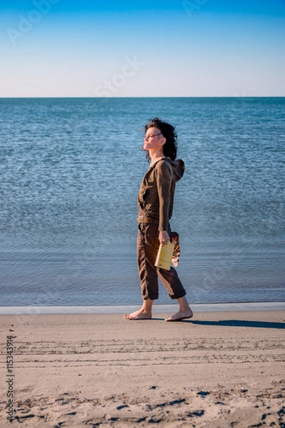 Fototapeta Femme sur la plage des Saintes-Maries-de-la-Mer