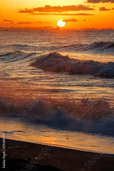 Obraz 茅ヶ崎海岸の日出、烏帽子岩と波濤