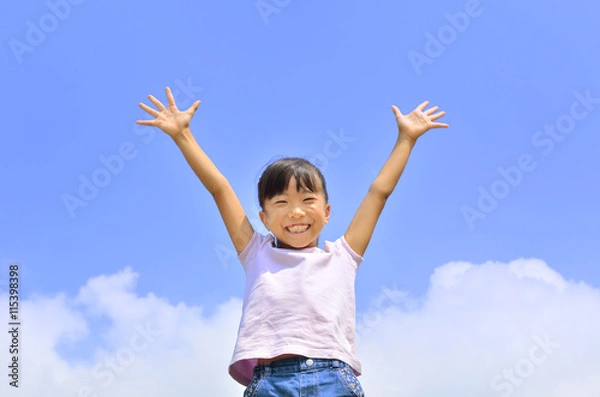 Fototapeta 青空でバンザイする女の子