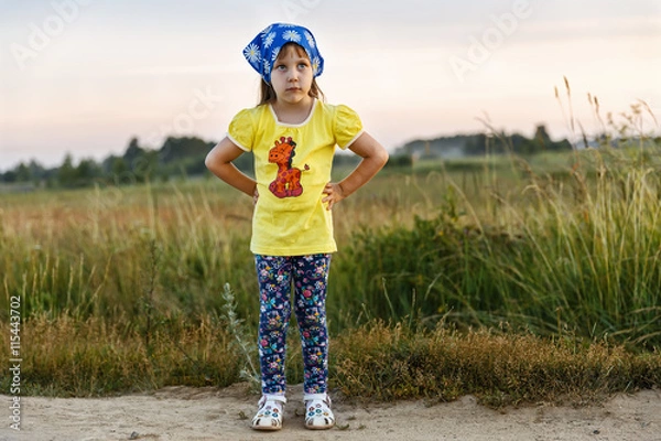 Obraz Девочка стоит смотрит вопросительно