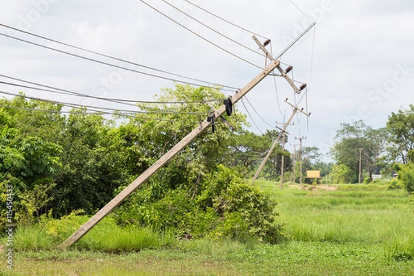 Obraz Burza spowodowała poważne uszkodzenia słupów elektrycznych spadając na przechył.