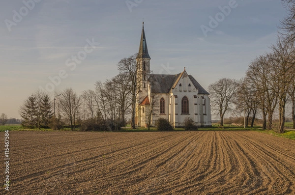 Obraz mały kościół w polu 