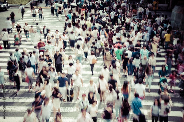 Fototapeta 横断歩道を渡る人々