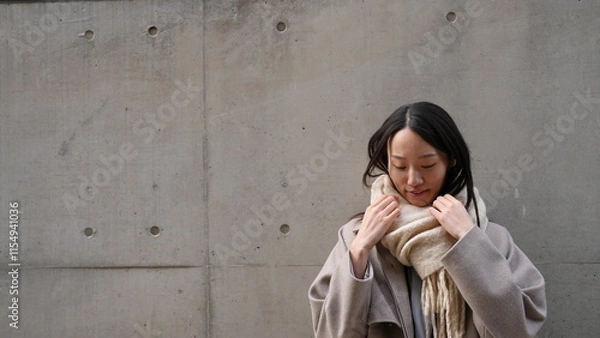 Obraz マフラーとコートをまとった女性