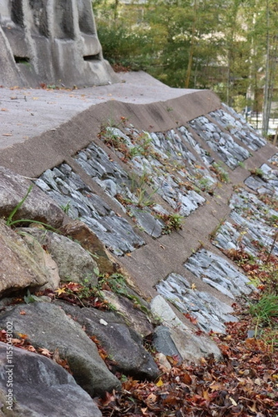 Obraz 急傾に施された法枠と中に敷き詰めた石