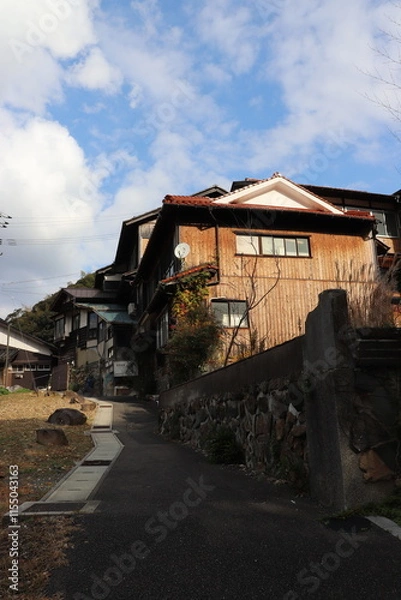 Obraz 青空と古い2階建ての古民家