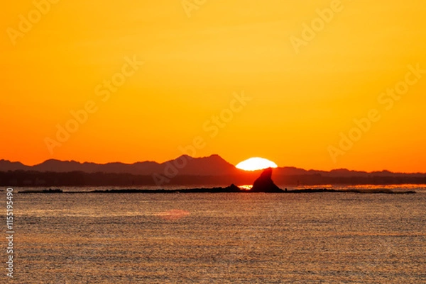 Obraz 茅ヶ崎海岸、烏帽子岩と日出