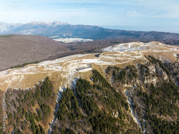 Fototapeta Monte Pizzoc panoramica aerea dall'alto sulle dolomiti  durante giornata di sole e cielo terso