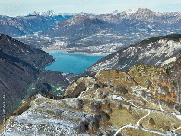 Fototapeta Monte Pizzoc panoramica aerea dall'alto sulle dolomiti  durante giornata di sole e cielo terso con vista sul Lago  di Santa Croce