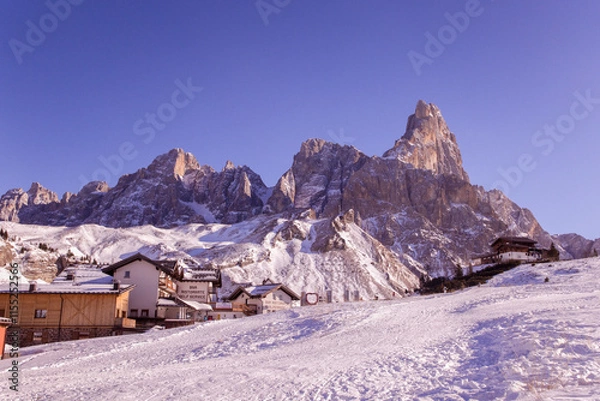 Fototapeta Pale di  San Martino e il Cimon della Pala sulle dolomiti viste dal Passo Rolle durante giornata di sole e cielo blu -paesaggio innevato