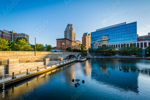 Fototapeta Modern buildings and the Providence River, in downtown Providenc