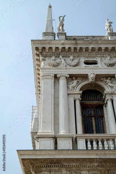 Fototapeta The end of the facade of a historical building in Italy