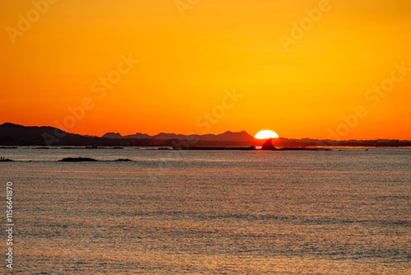 Obraz 茅ヶ崎海岸の日出, 烏帽子岩と鋸山