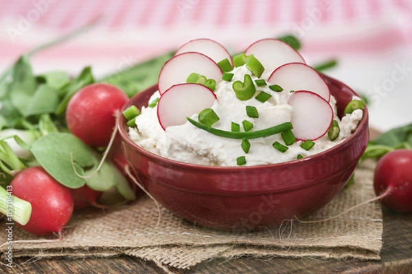 Fototapeta Deftige Brotzeit mit knackigen Radieschen an Frischkäsesalat in einer Schale