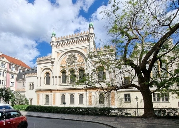 Fototapeta PRAGUE, CZECH REPUBLIC - APRIL 17, 2014: Spanish Synagogue in Prague. It is is a Moorish Revival synagogue owned by the Jewish Museum of Prague, and is used as a museum and concert hall