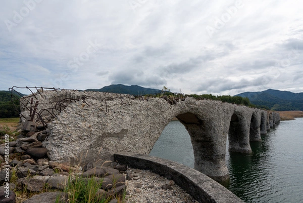 Fototapeta 夏の糠平湖、タウシュベツ川橋梁の風景