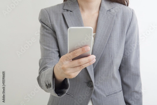 Fototapeta スマートフォンを持つビジネスウーマン