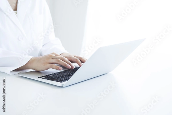 Obraz パソコンで作業する医者