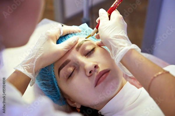 Obraz Master making permanent eyebrow make up