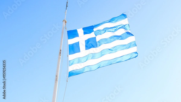 Fototapeta bandeira da grécia tremulando com céu azul ao fundo, simbolizando identidade nacional, cultura grega e paisagem ensolarada