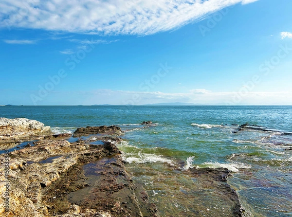 Fototapeta 岩場の海岸と青空の風景