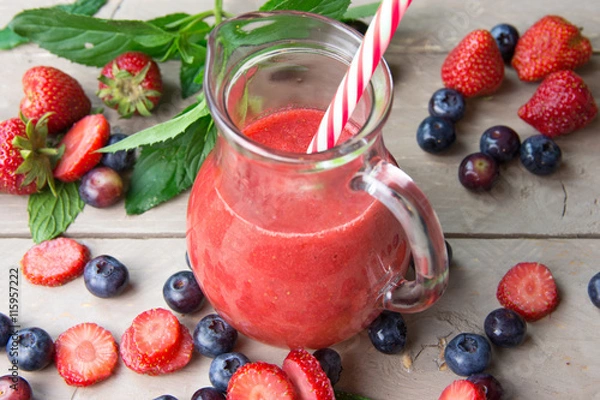 Obraz frullato di fragola con mirtilli e menta