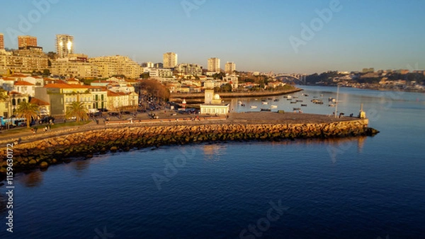 Fototapeta Vista capturando a deslumbrante paisagem do Porto e de Matosinhos, onde o Rio Douro encontra o Oceano Atlântico. A cena apresenta as areias douradas da praia de Matosinhos, 